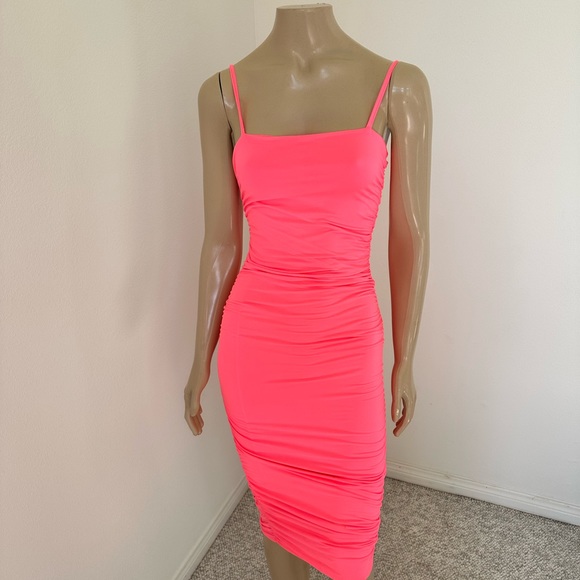Gorgeous vibrant pink dress used size S it’s stretchy - Picture 4 of 6